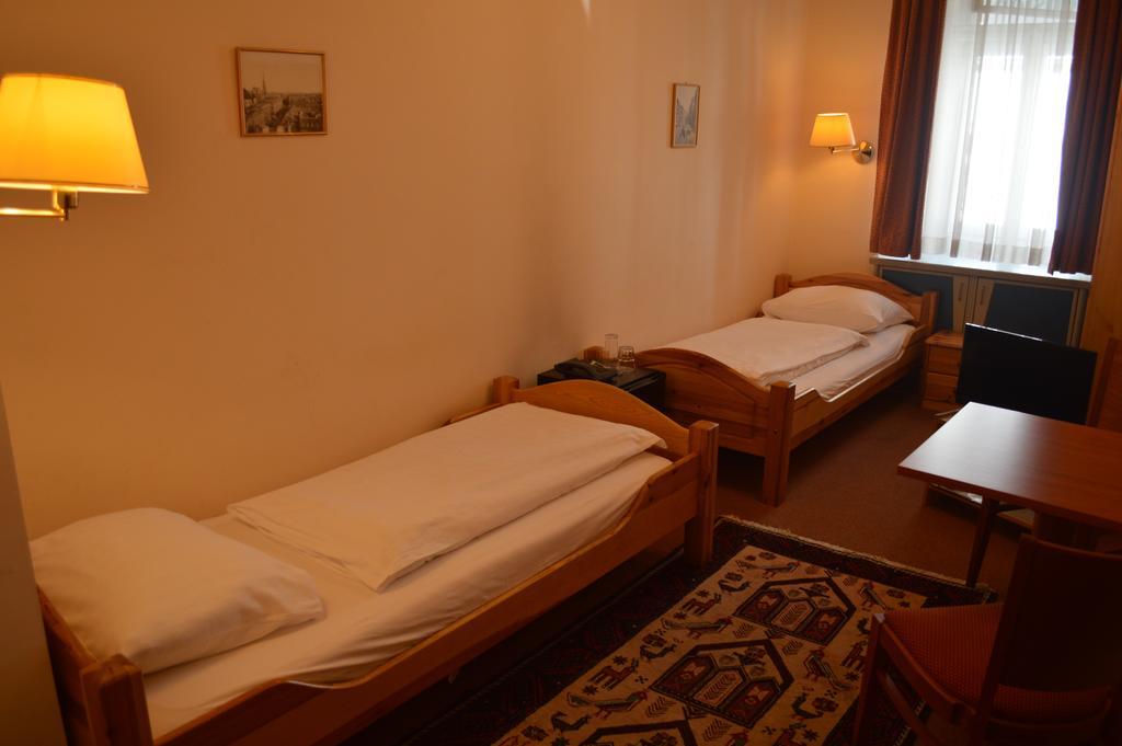 Zweibettzimmer mit Zustellbett